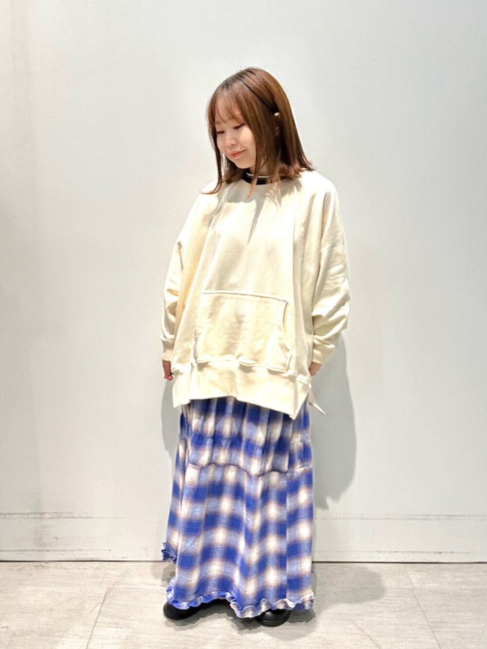 ホワイト系のTシャツ/カットソー、ブルー系のスカートを着用したレディースの冬コーディネートの2枚目の写真