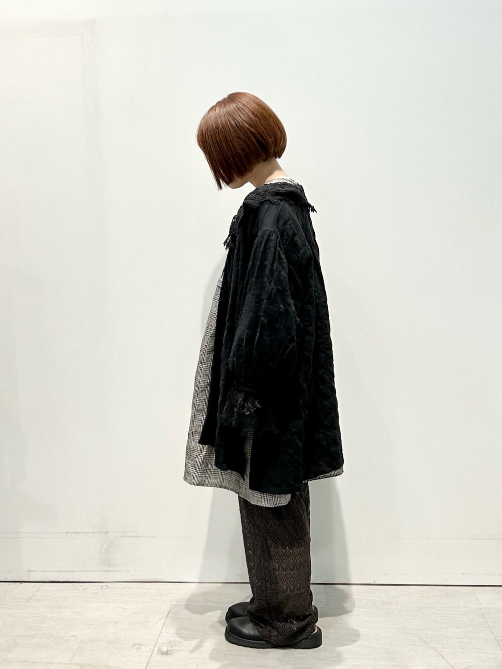 ブラック系のチュニック、ブラック系のチュニック、グレー系のその他パンツを着用したレディースの秋コーディネートの2枚目の写真