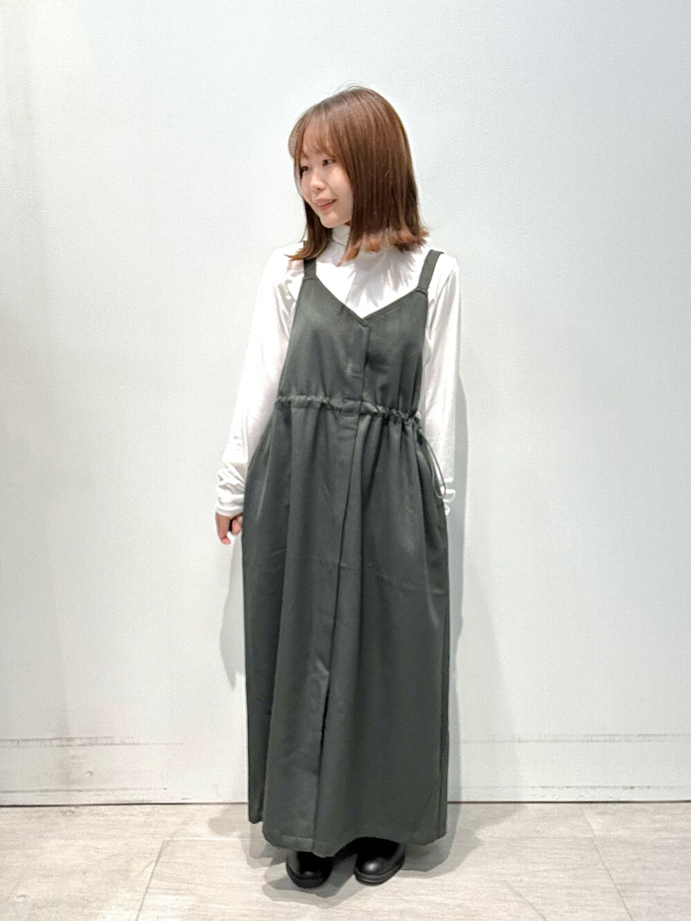 グレー系のワンピース、ホワイト系のジャケット/アウター、ホワイト系のニット/セーターを着用したレディースの冬コーディネートの3枚目の写真