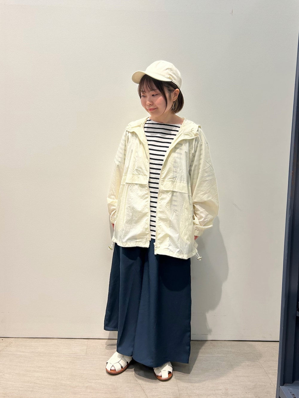 ホワイト系のTシャツ/カットソー、ホワイト系のブルゾン、ブルー系のその他パンツを着用したレディースの春コーディネートの2枚目の写真