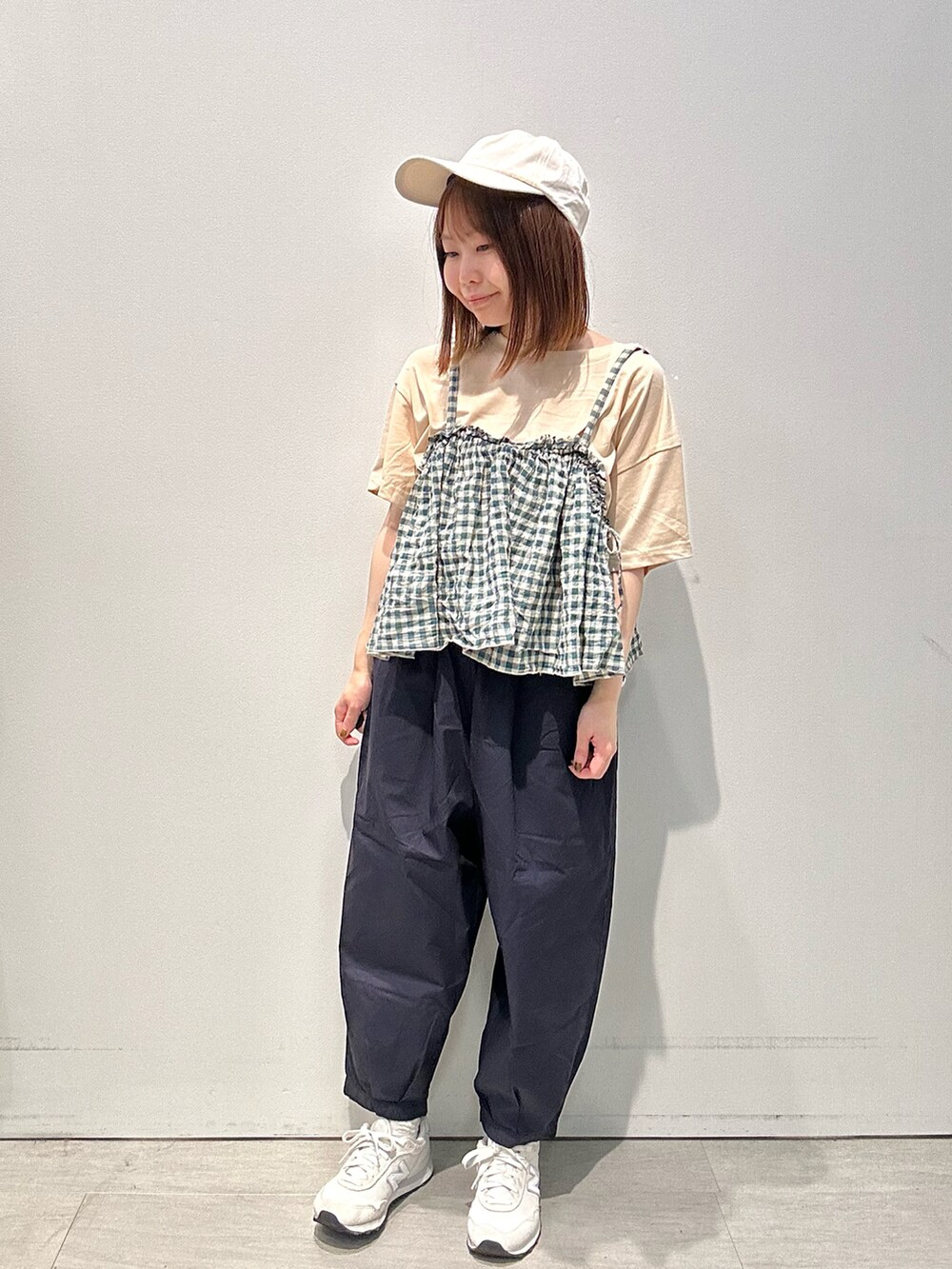 ホワイト系のTシャツ/カットソー、ブルー系のその他パンツ、ベージュ系のハットを着用したレディースの夏コーディネートの2枚目の写真