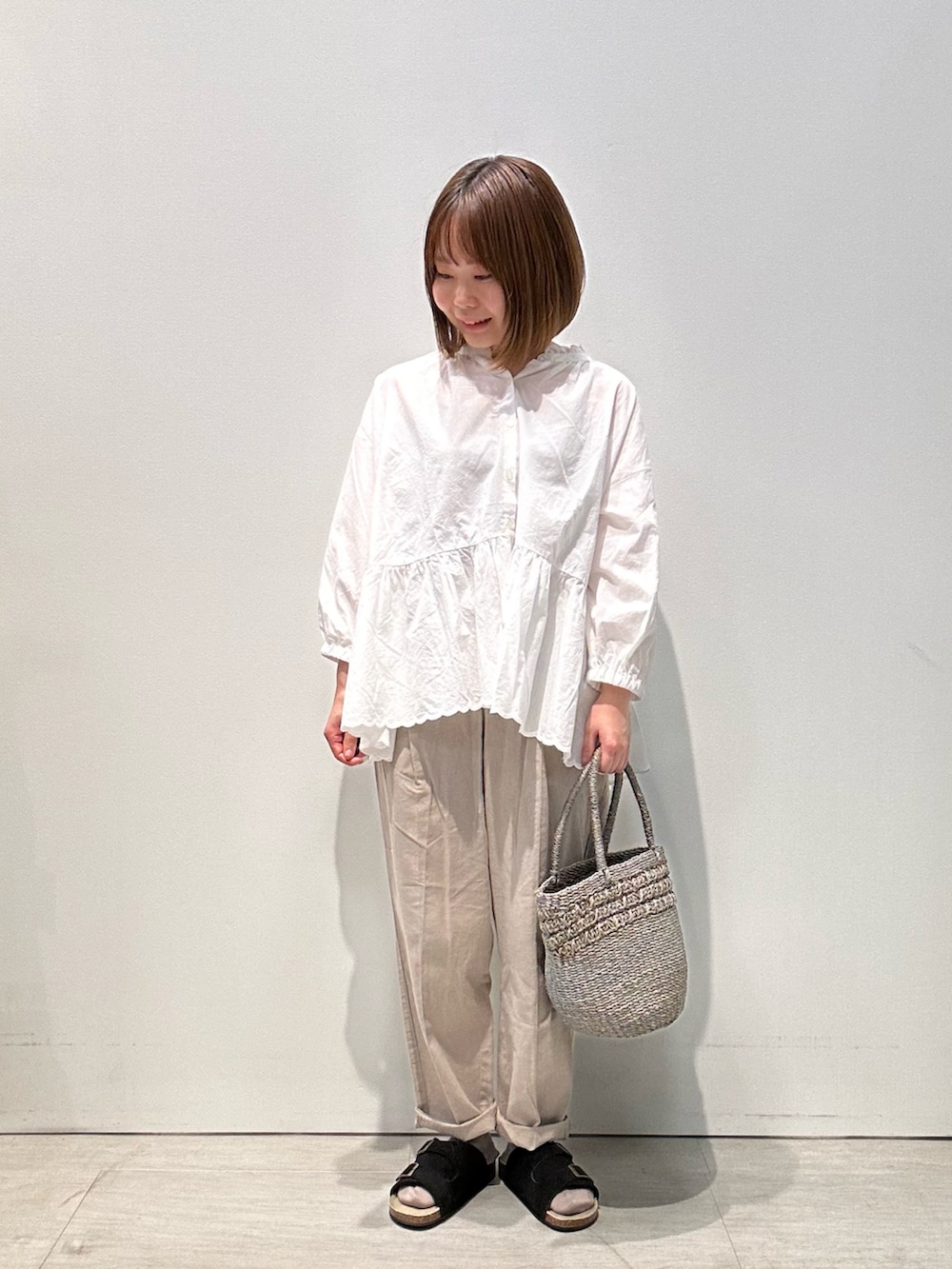 ホワイト系のシャツ/ブラウス、グレー系のベスト、ベージュ系のその他パンツを着用したレディースの夏コーディネートの2枚目の写真