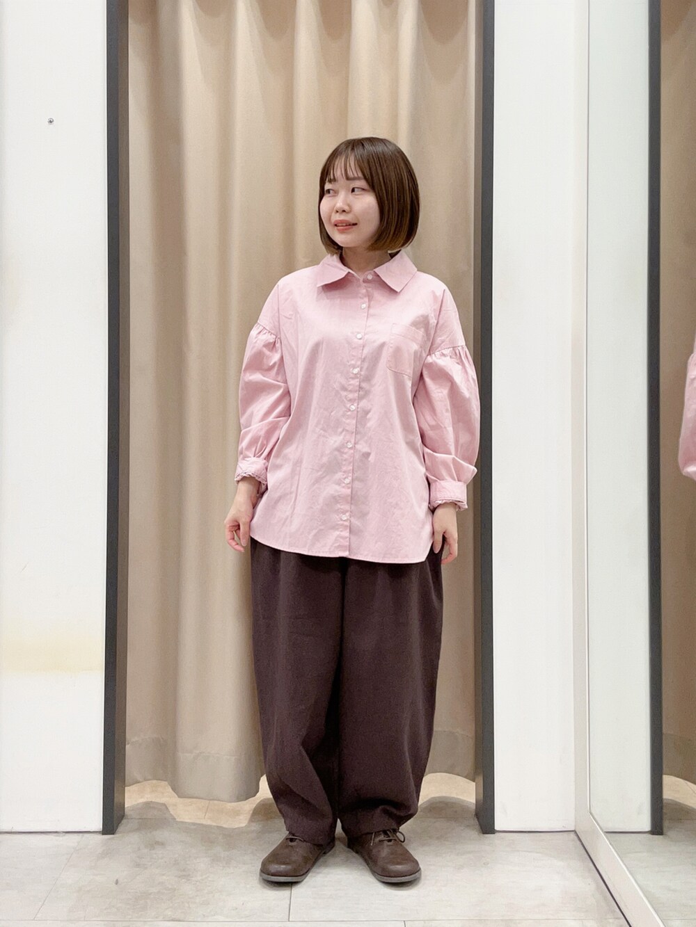 グレー系のその他アウター、ブラウン系のその他パンツ、ブラウン系のドレスシューズを着用したレディースの春コーディネートの2枚目の写真
