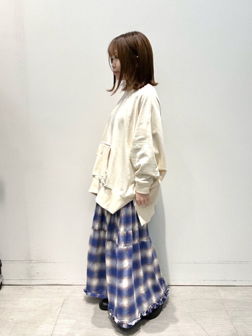 ホワイト系のTシャツ/カットソー、ブルー系のスカートを着用したレディースの冬コーディネートの3枚目の写真