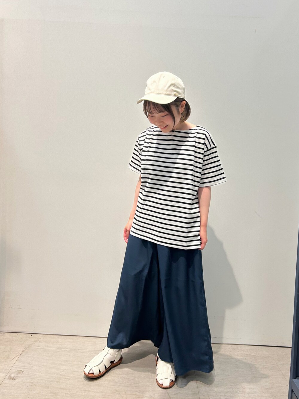 ホワイト系のTシャツ/カットソー、ホワイト系のブルゾン、ブルー系のその他パンツを着用したレディースの春コーディネートの3枚目の写真