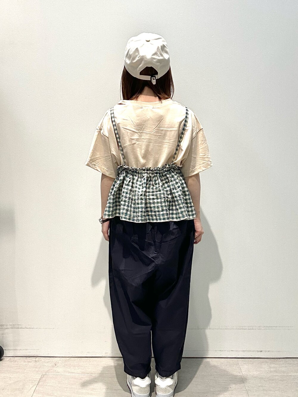 ホワイト系のTシャツ/カットソー、ブルー系のその他パンツ、ベージュ系のハットを着用したレディースの夏コーディネートの3枚目の写真