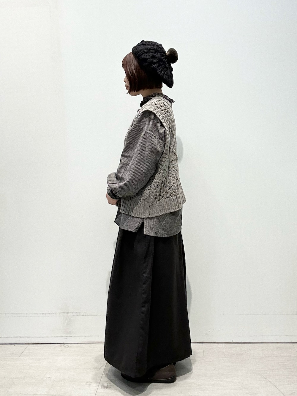 ブラウン系のベスト、ベージュ系のシャツ/ブラウス、ブラック系のその他パンツを着用したレディースの秋コーディネートの2枚目の写真