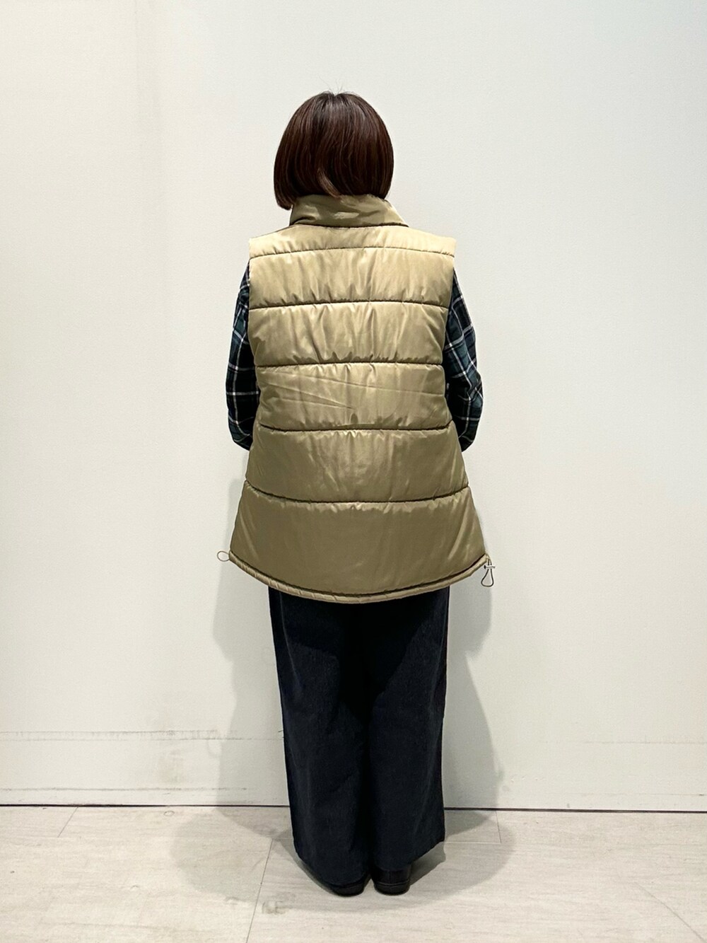 ブルー系のシャツ/ブラウス、ベージュ系のベスト、グレー系のその他パンツを着用したレディースの秋コーディネートの3枚目の写真