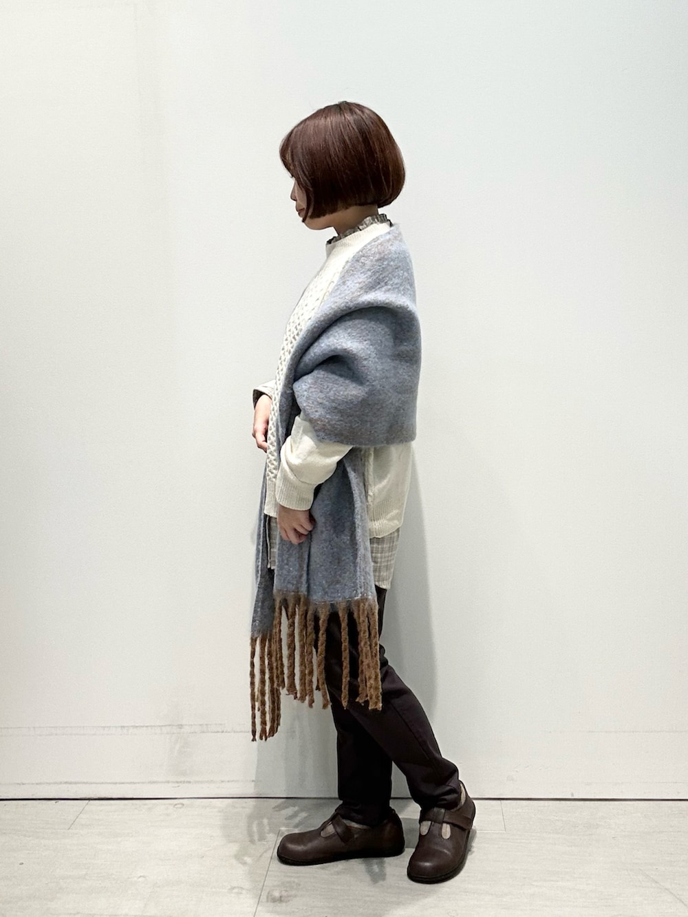ホワイト系のニット/セーター、グレー系のシャツ/ブラウス、グレー系のその他パンツを着用したレディースの秋コーディネートの2枚目の写真