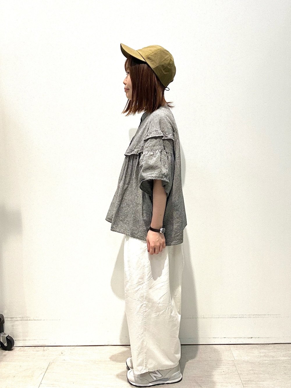 グレー系のシャツ/ブラウス、ホワイト系のその他パンツ、グリーン系のハットを着用したレディースの夏コーディネートの2枚目の写真