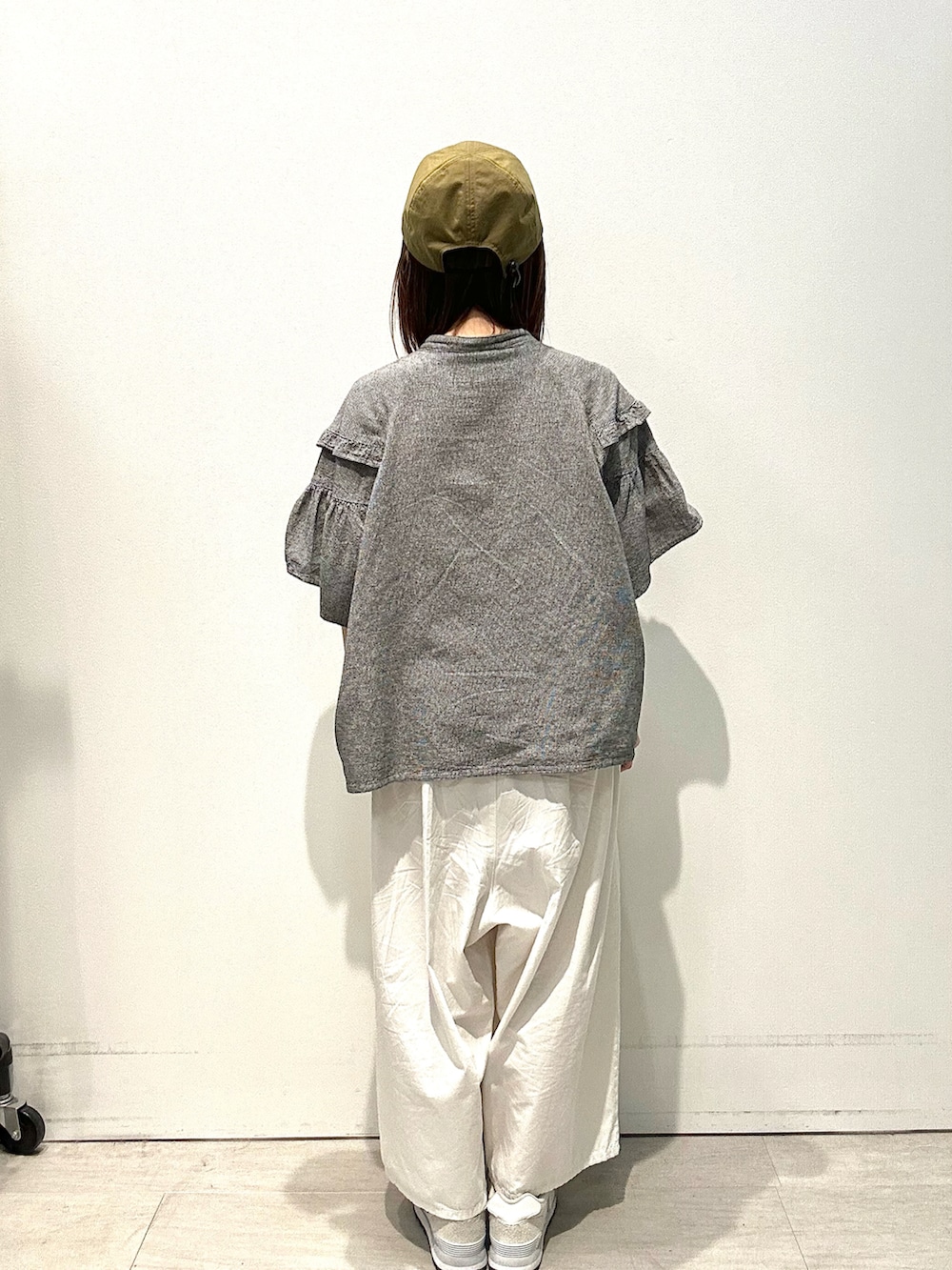 グレー系のシャツ/ブラウス、ホワイト系のその他パンツ、グリーン系のハットを着用したレディースの夏コーディネートの3枚目の写真