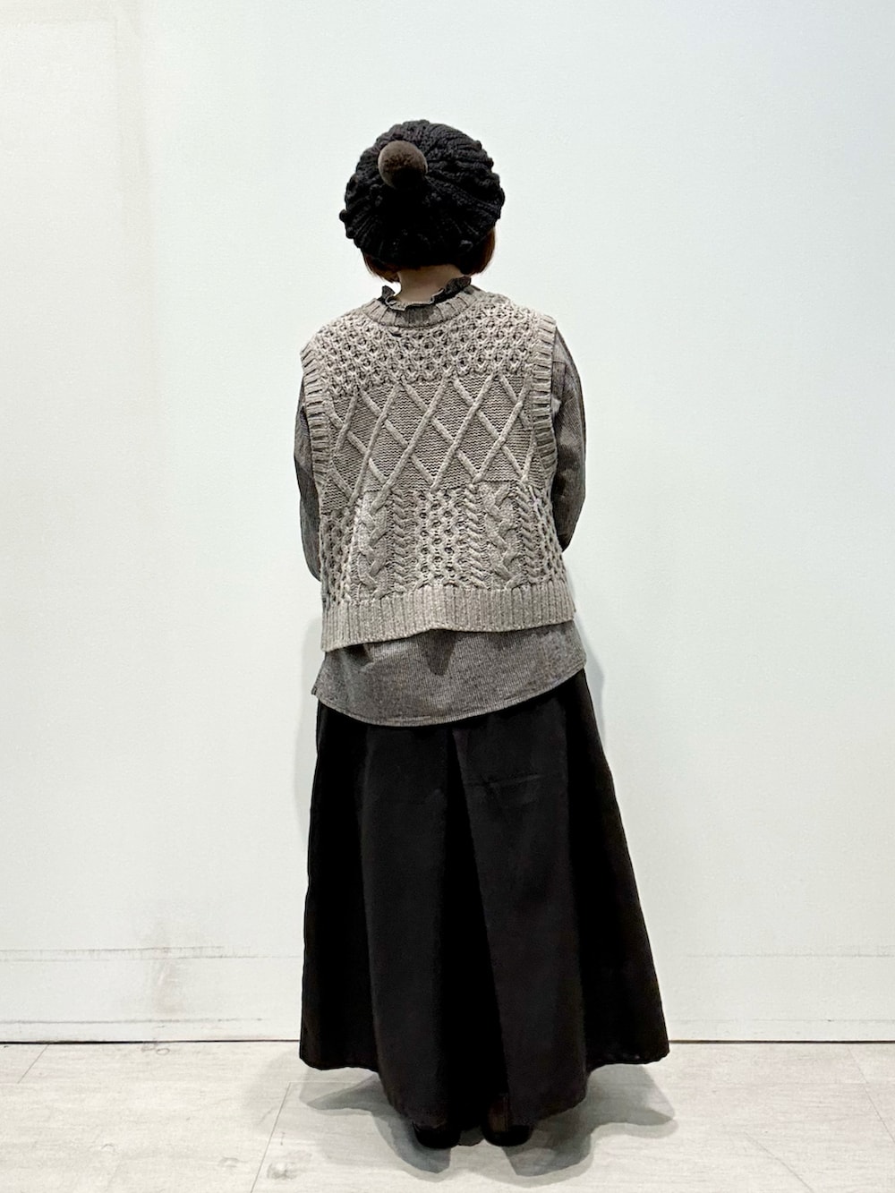 ブラウン系のベスト、ベージュ系のシャツ/ブラウス、ブラック系のその他パンツを着用したレディースの秋コーディネートの3枚目の写真