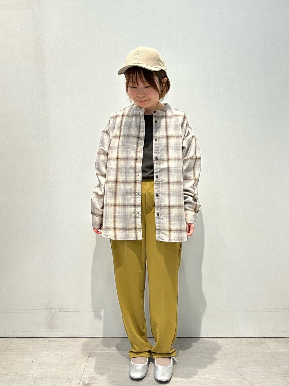 グレー系のTシャツ/カットソー、ホワイト系のシャツ/ブラウス、イエロー系のその他パンツを着用したレディースの秋コーディネートの2枚目の写真