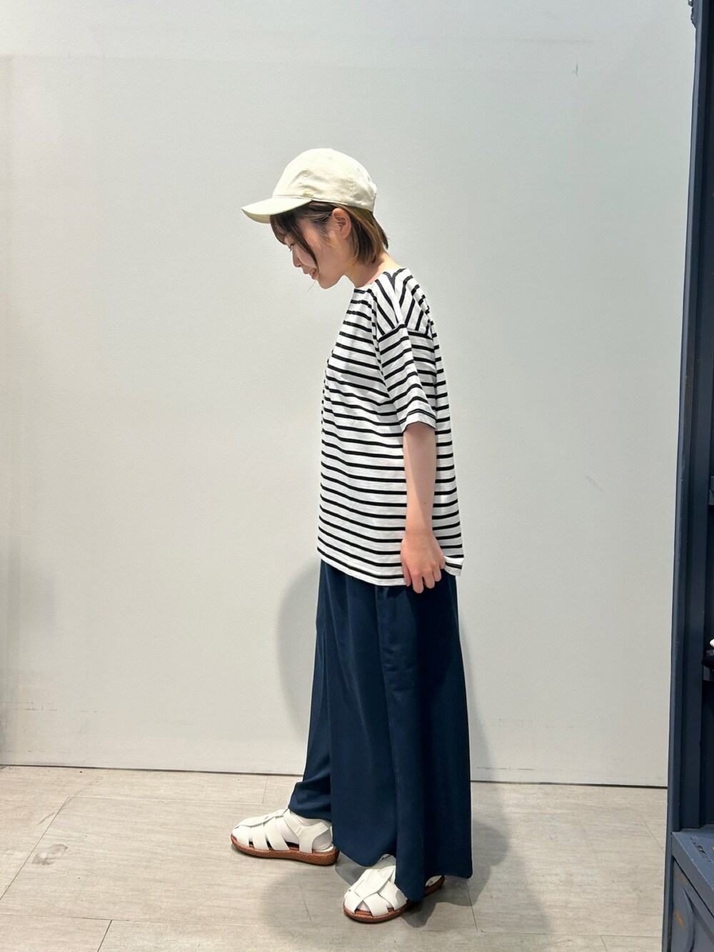 ホワイト系のTシャツ/カットソー、ホワイト系のブルゾン、ブルー系のその他パンツを着用したレディースの春コーディネートの4枚目の写真