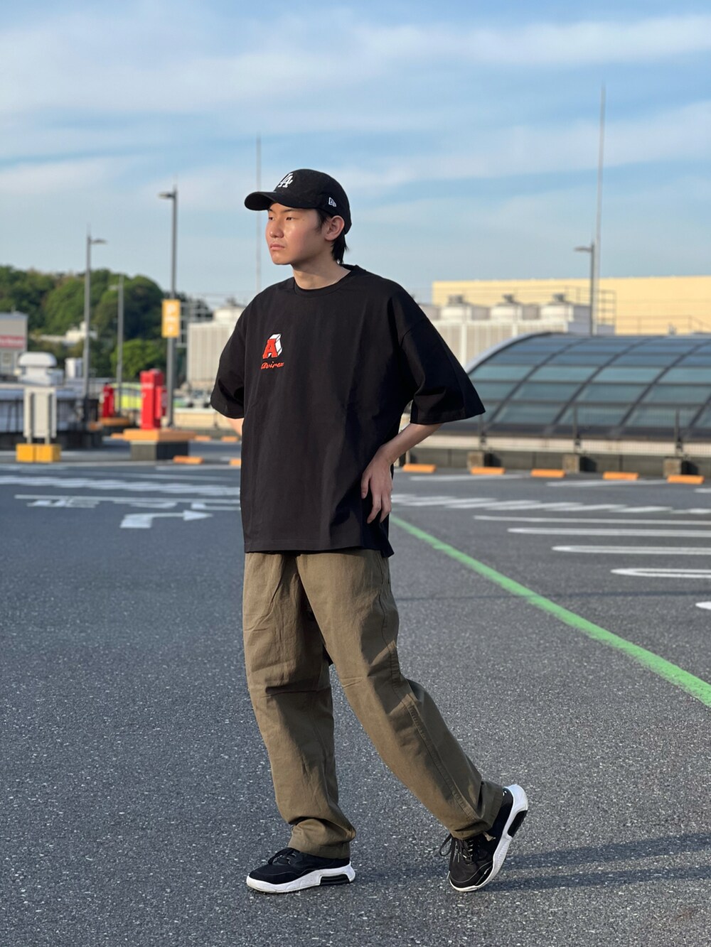 ブラック系のTシャツ/カットソー、グリーン系のその他パンツを着用したメンズの夏コーディネートの2枚目の写真