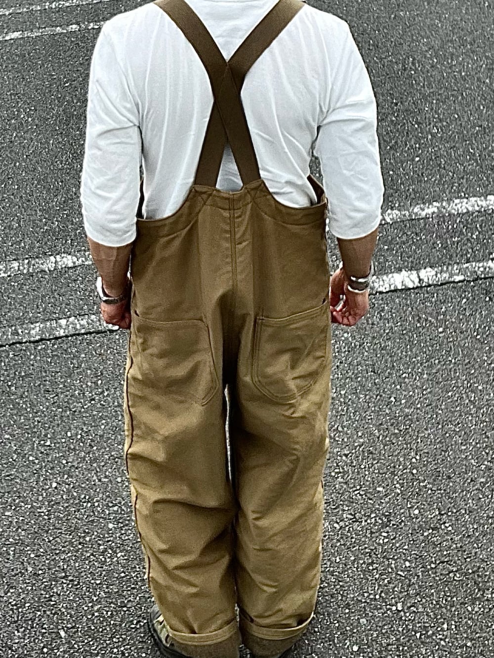 ブラック系のニットキャップ/ビーニー、シルバー系のネックレスを着用したメンズの秋コーディネートの3枚目の写真