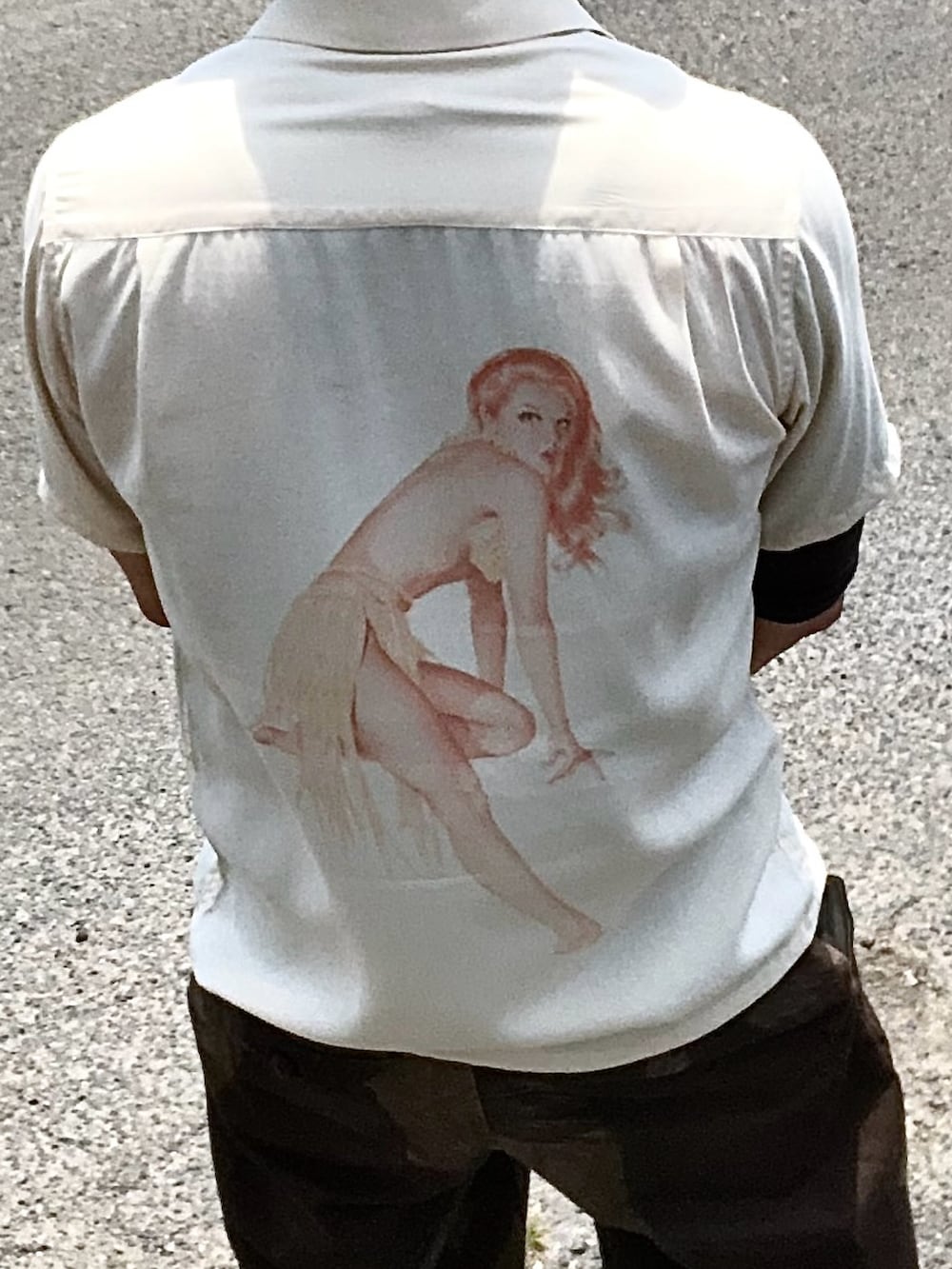 ベージュ系のトップスを着用したメンズの夏コーディネートの2枚目の写真