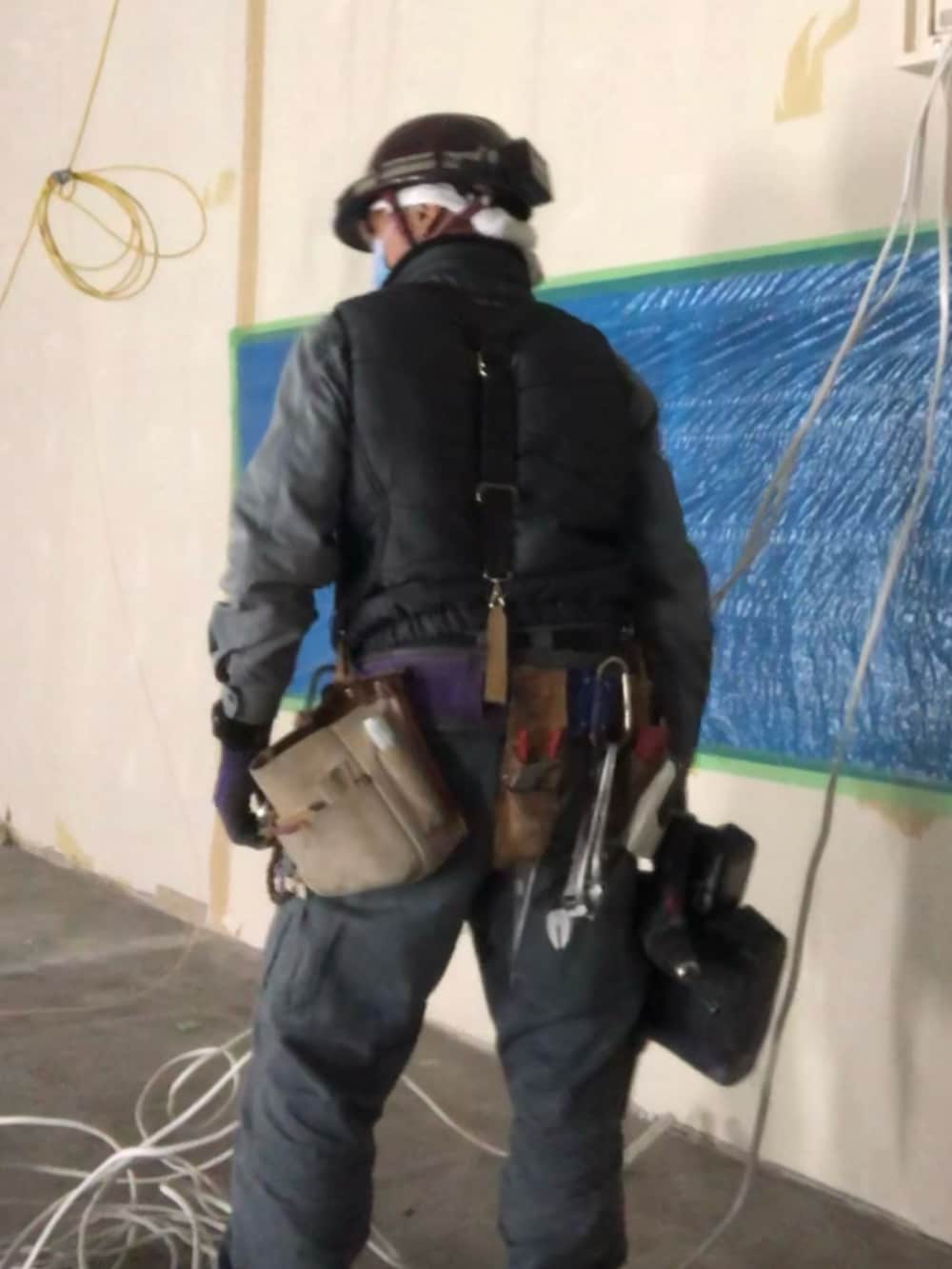 グリーン系のカーゴパンツを着用したメンズの春コーディネートの2枚目の写真