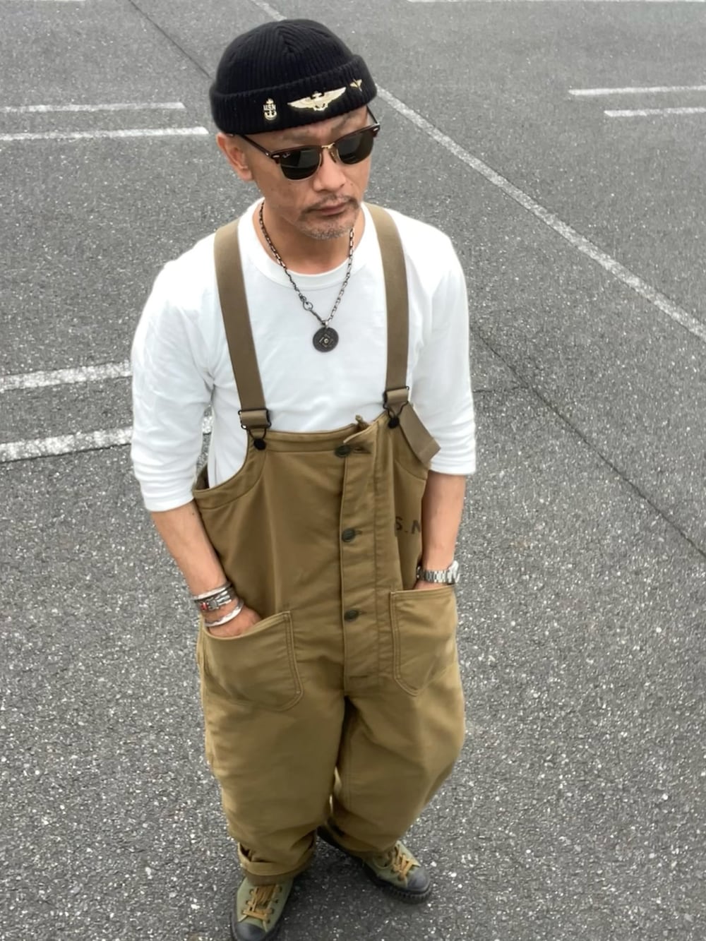 ブラック系のニットキャップ/ビーニー、シルバー系のネックレスを着用したメンズの秋コーディネートの4枚目の写真