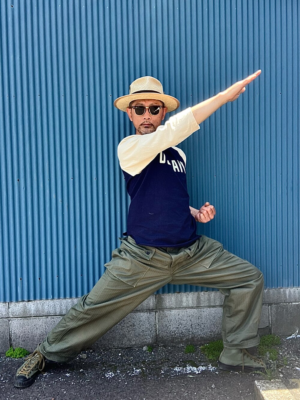 ベージュ系のハットを着用したメンズの春コーディネートの4枚目の写真