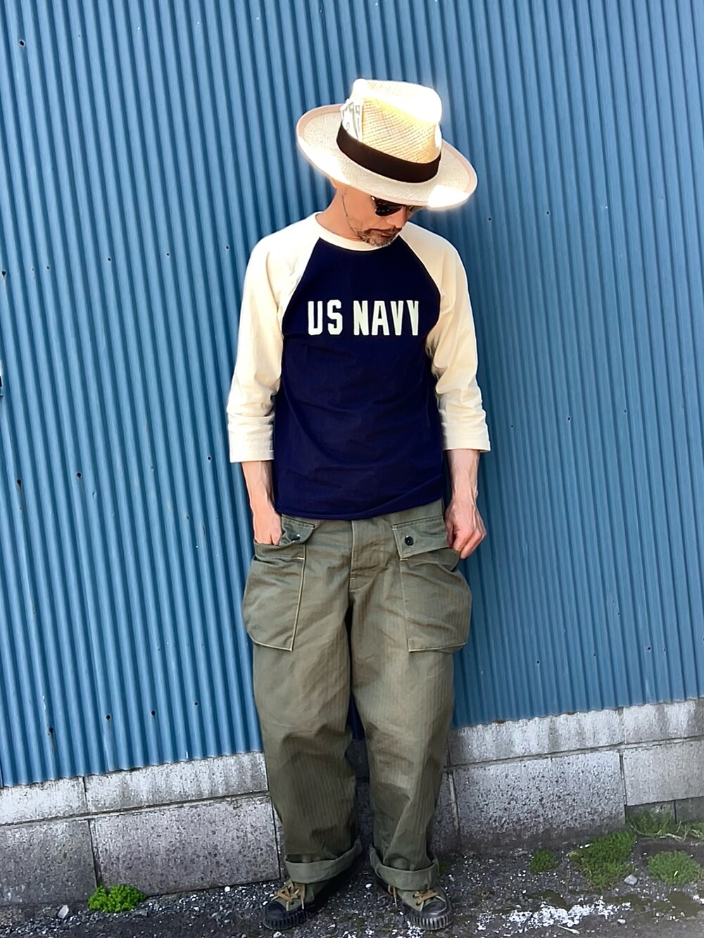 ベージュ系のハットを着用したメンズの春コーディネートの3枚目の写真