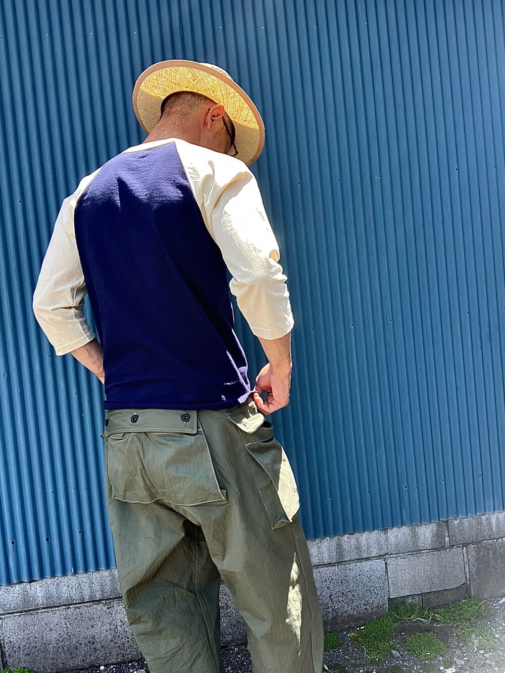 ベージュ系のハットを着用したメンズの春コーディネートの2枚目の写真