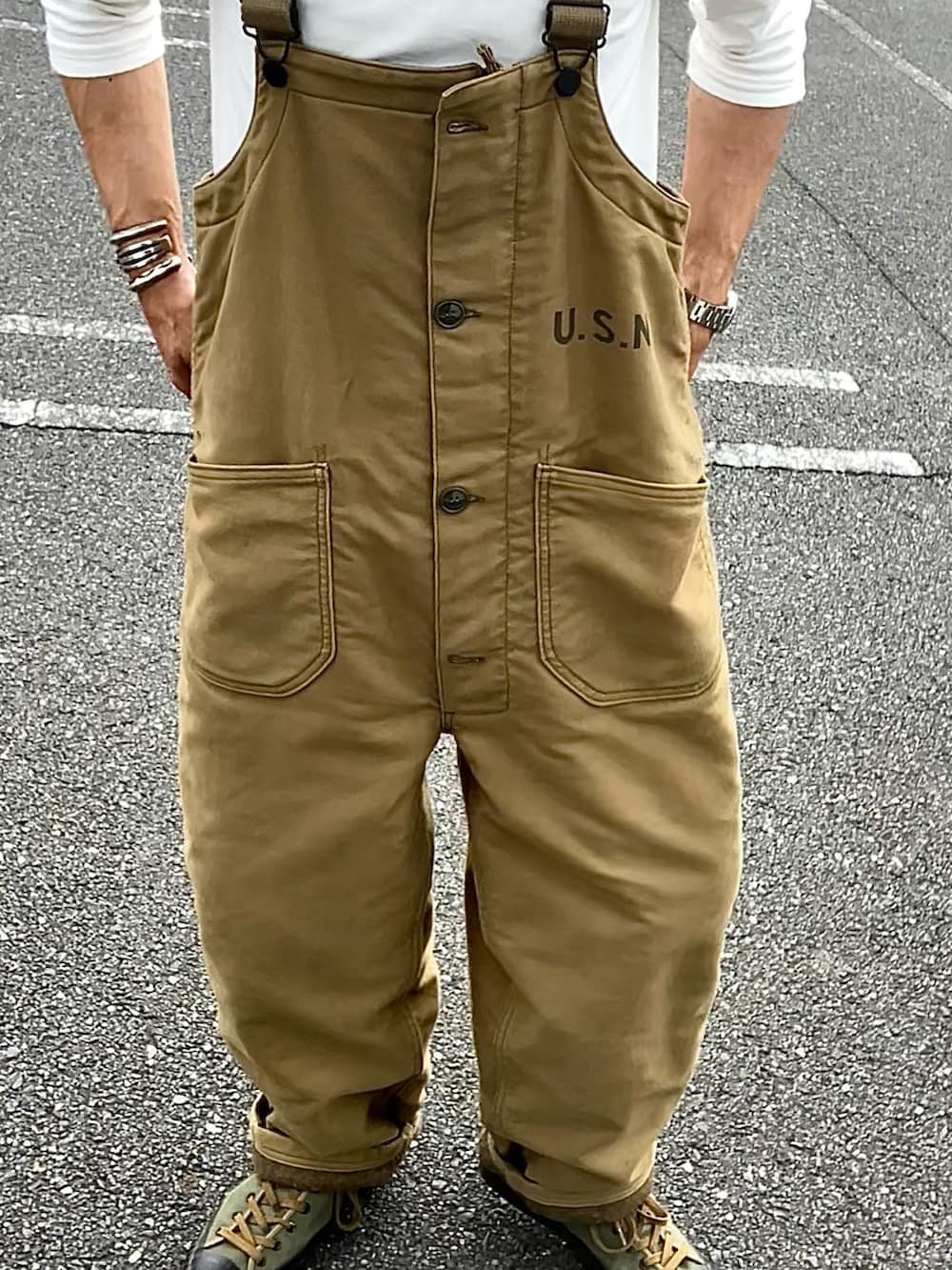 ブラック系のニットキャップ/ビーニー、シルバー系のネックレスを着用したメンズの秋コーディネートの2枚目の写真