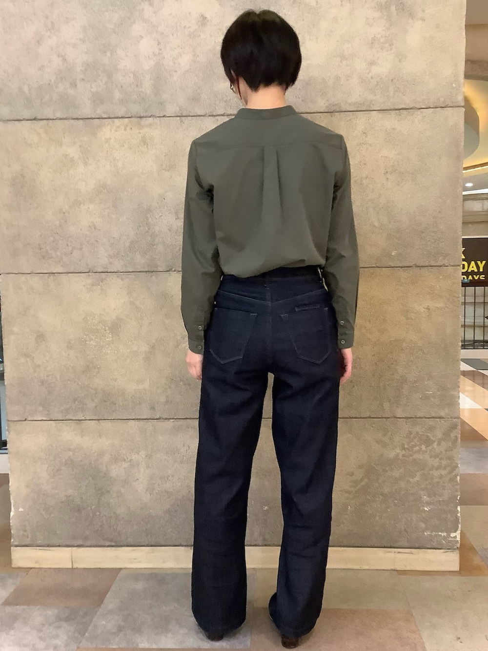 グリーン系のシャツ/ブラウスを着用したレディースの冬コーディネートの3枚目の写真