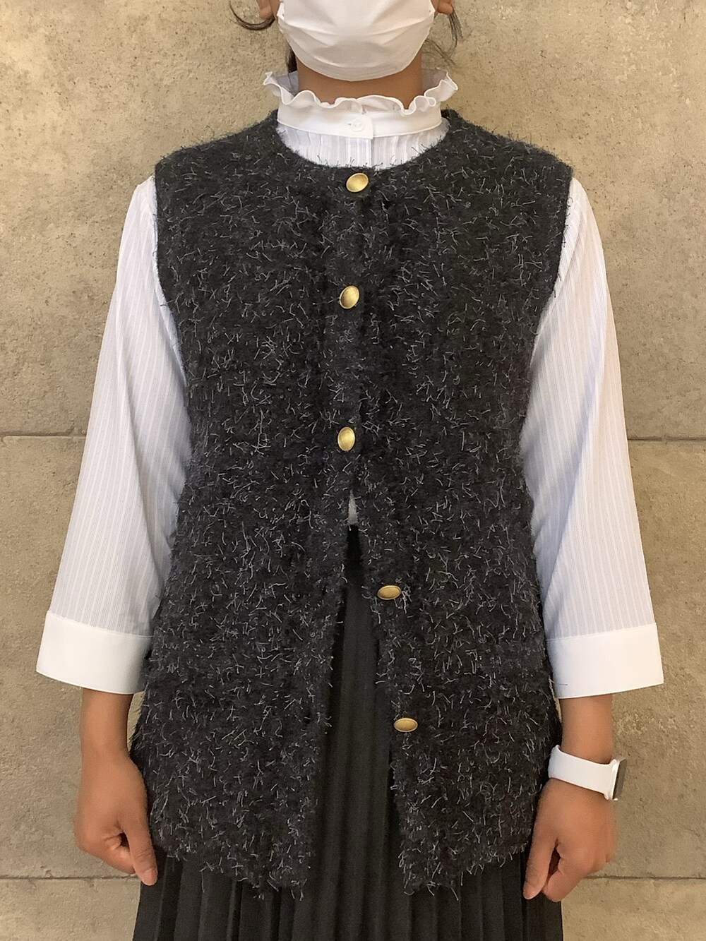 ブルー系のシャツ/ブラウス、グレー系のベストを着用したレディースの冬コーディネートの2枚目の写真