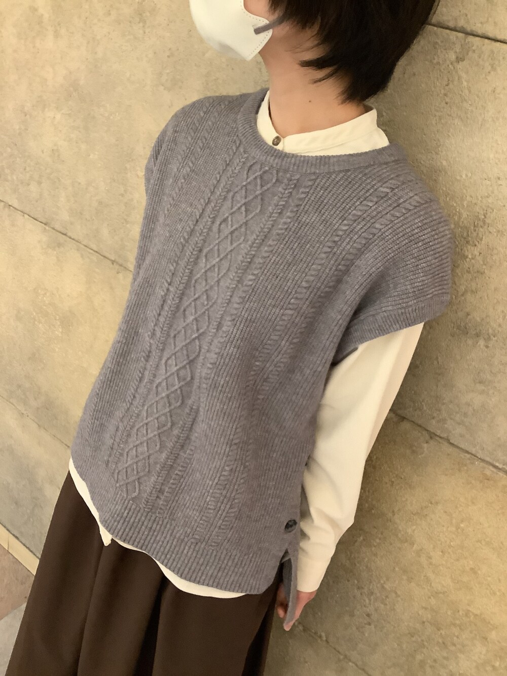 グレー系のベストを着用したレディースの冬コーディネートの2枚目の写真