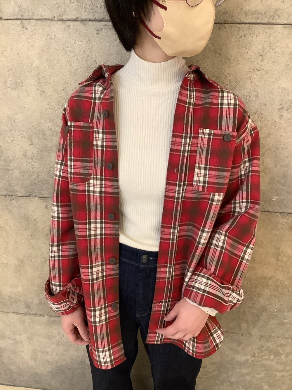 レッド系のシャツ/ブラウスを着用したレディースの冬コーディネートの2枚目の写真