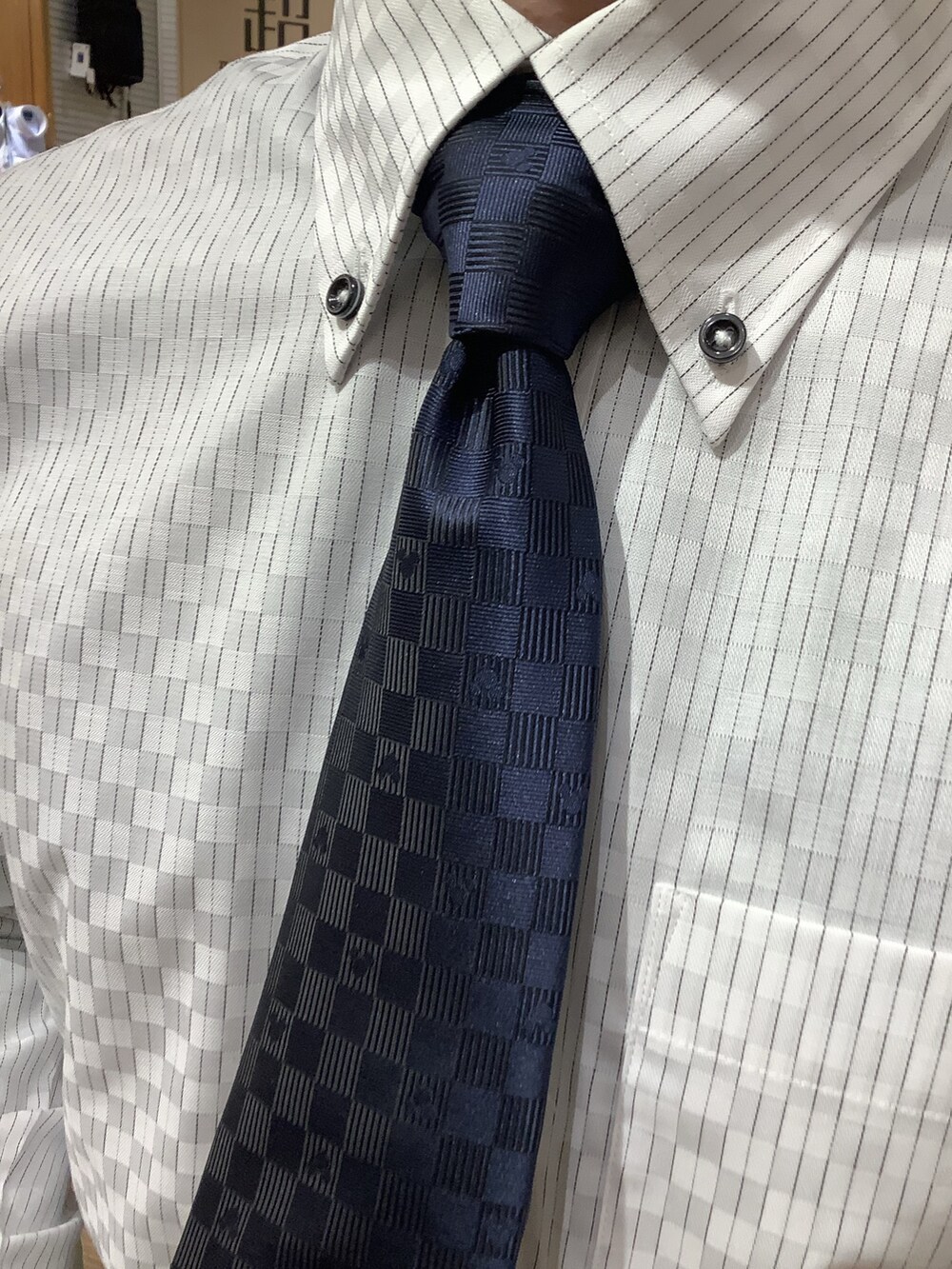 ブルー系のネクタイ、ホワイト系のビジネスシャツを着用したメンズの冬コーディネートの3枚目の写真
