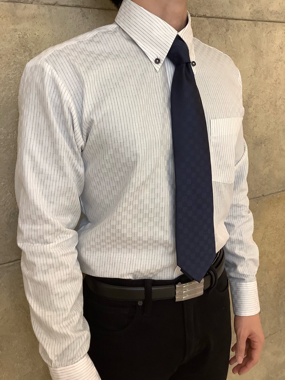 ブルー系のネクタイ、ホワイト系のビジネスシャツを着用したメンズの冬コーディネートの2枚目の写真