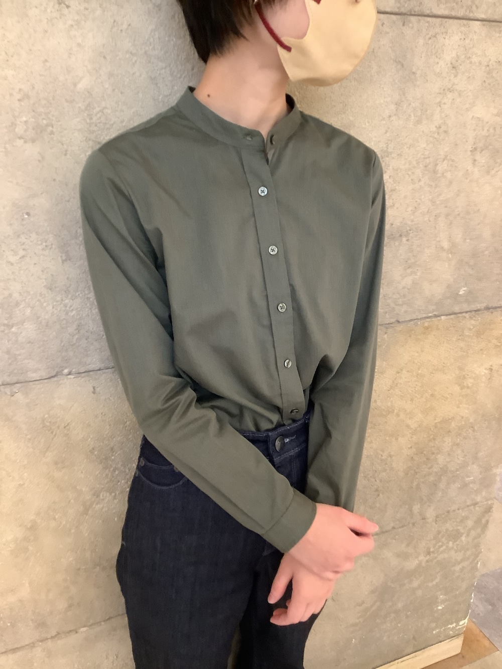 グリーン系のシャツ/ブラウスを着用したレディースの冬コーディネートの2枚目の写真