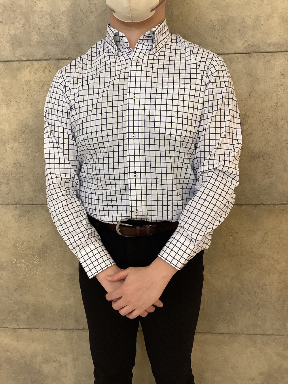 ブルー系のビジネスシャツを着用したメンズの冬コーディネートの2枚目の写真