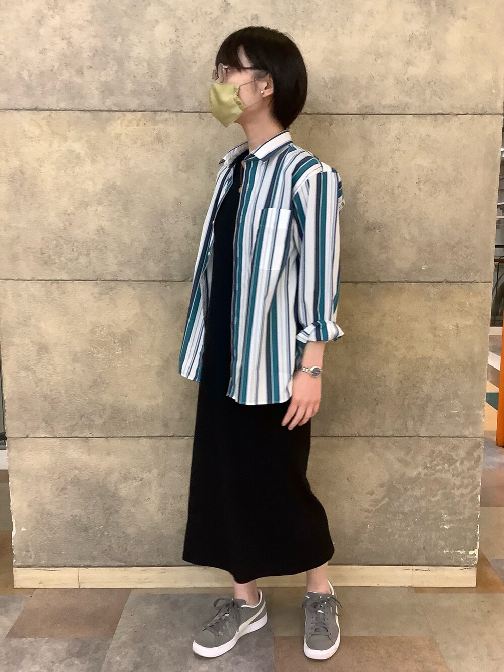 グリーン系のシャツ/ブラウスを着用したレディースの春コーディネートの3枚目の写真