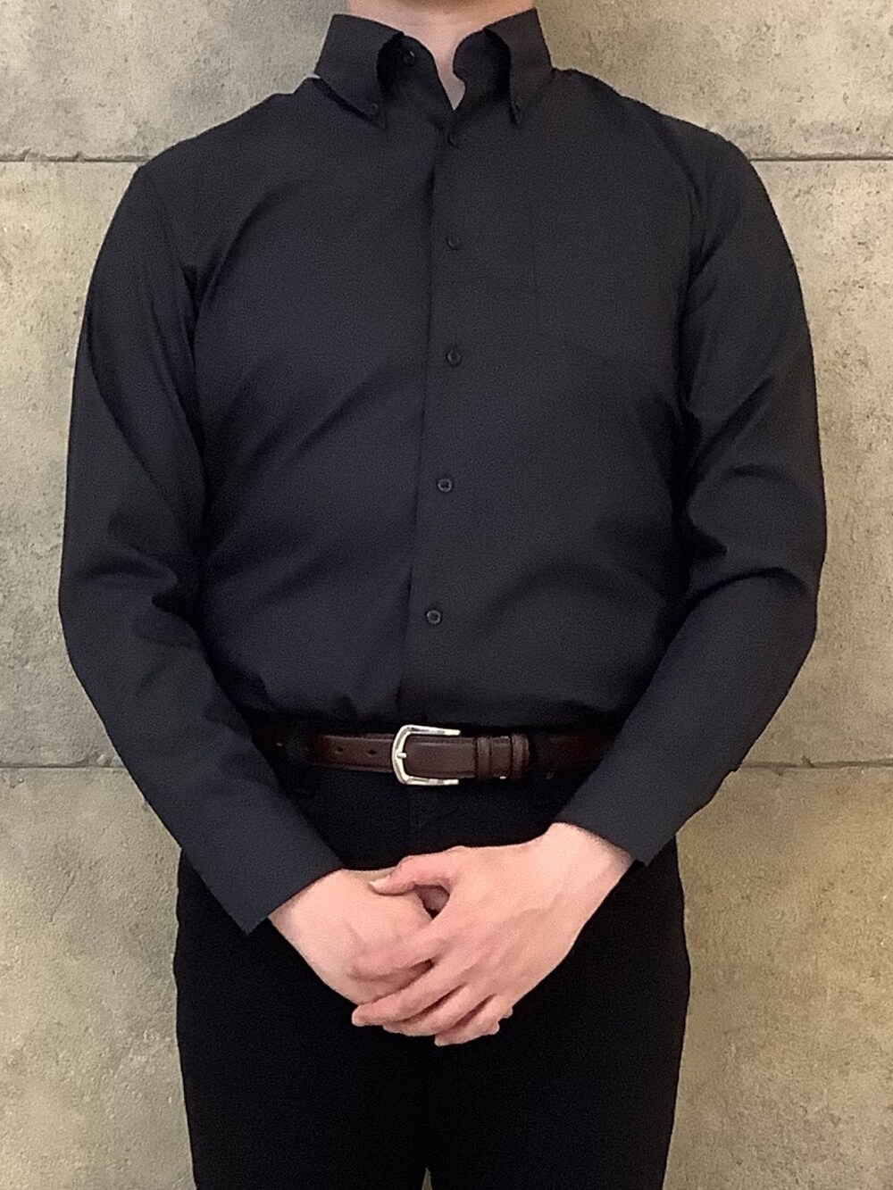 ブラック系のビジネスシャツを着用したメンズの春コーディネートの2枚目の写真