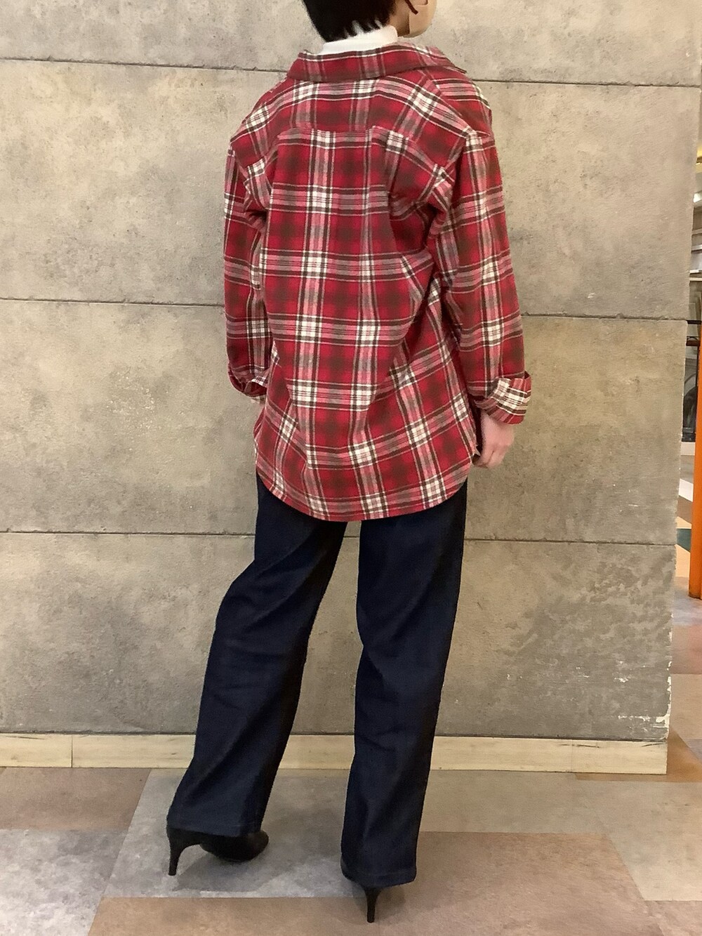 レッド系のシャツ/ブラウスを着用したレディースの冬コーディネートの3枚目の写真