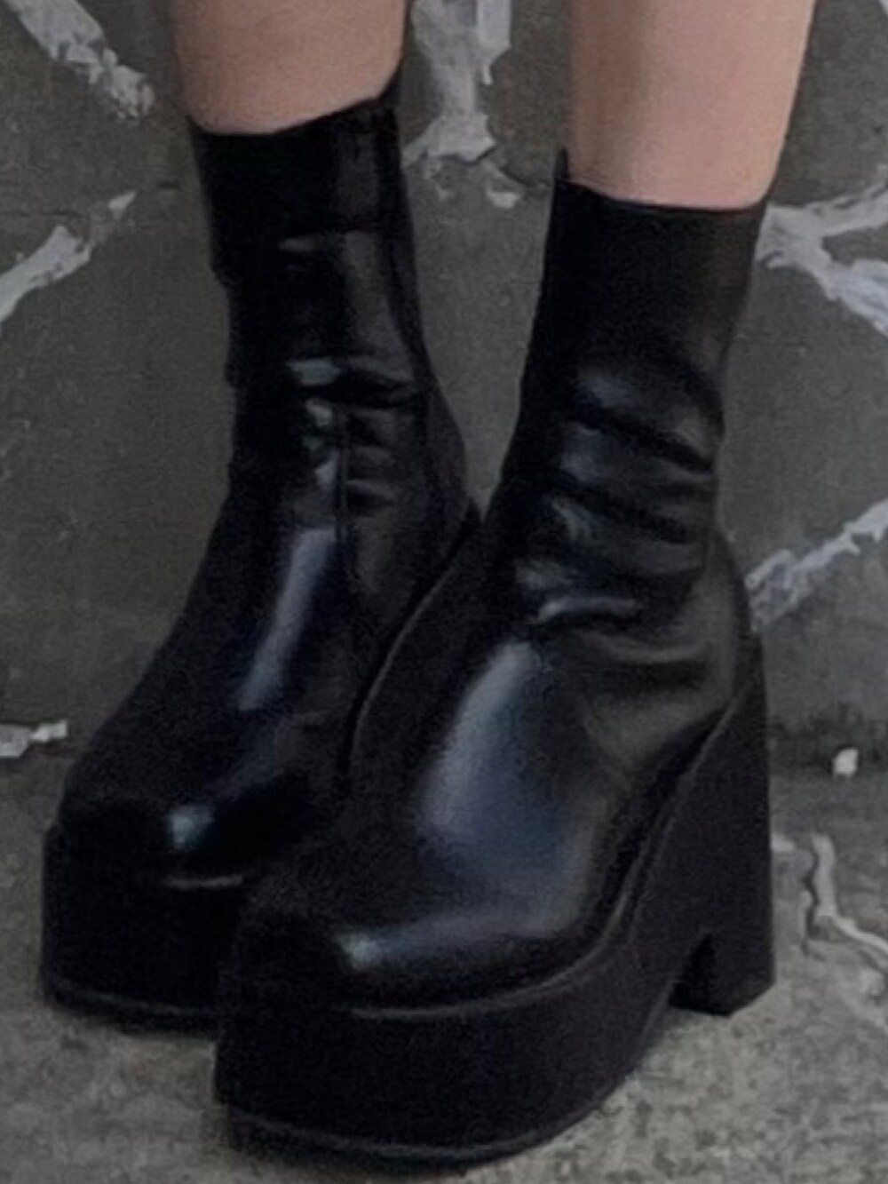 ブラック系のワンピース、ブラック系のハンドバッグ、ブラック系のシャツ/ブラウスを着用したレディースの春コーディネートの5枚目の写真