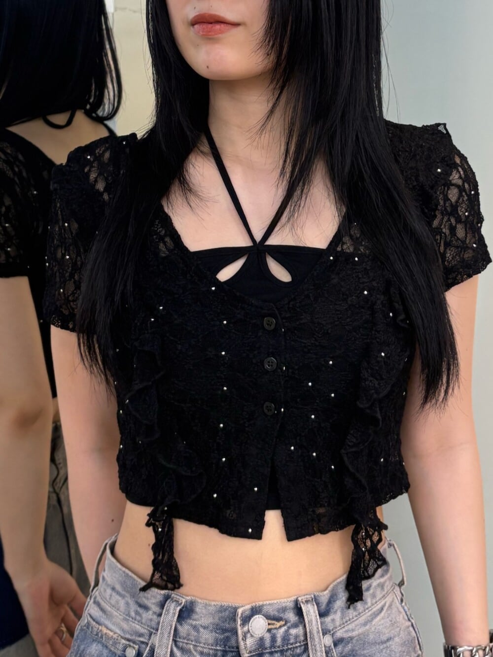 ブルー系のデニムパンツ、ブラック系のTシャツ/カットソー、ブラック系のサンダルを着用したレディースの夏コーディネートの4枚目の写真