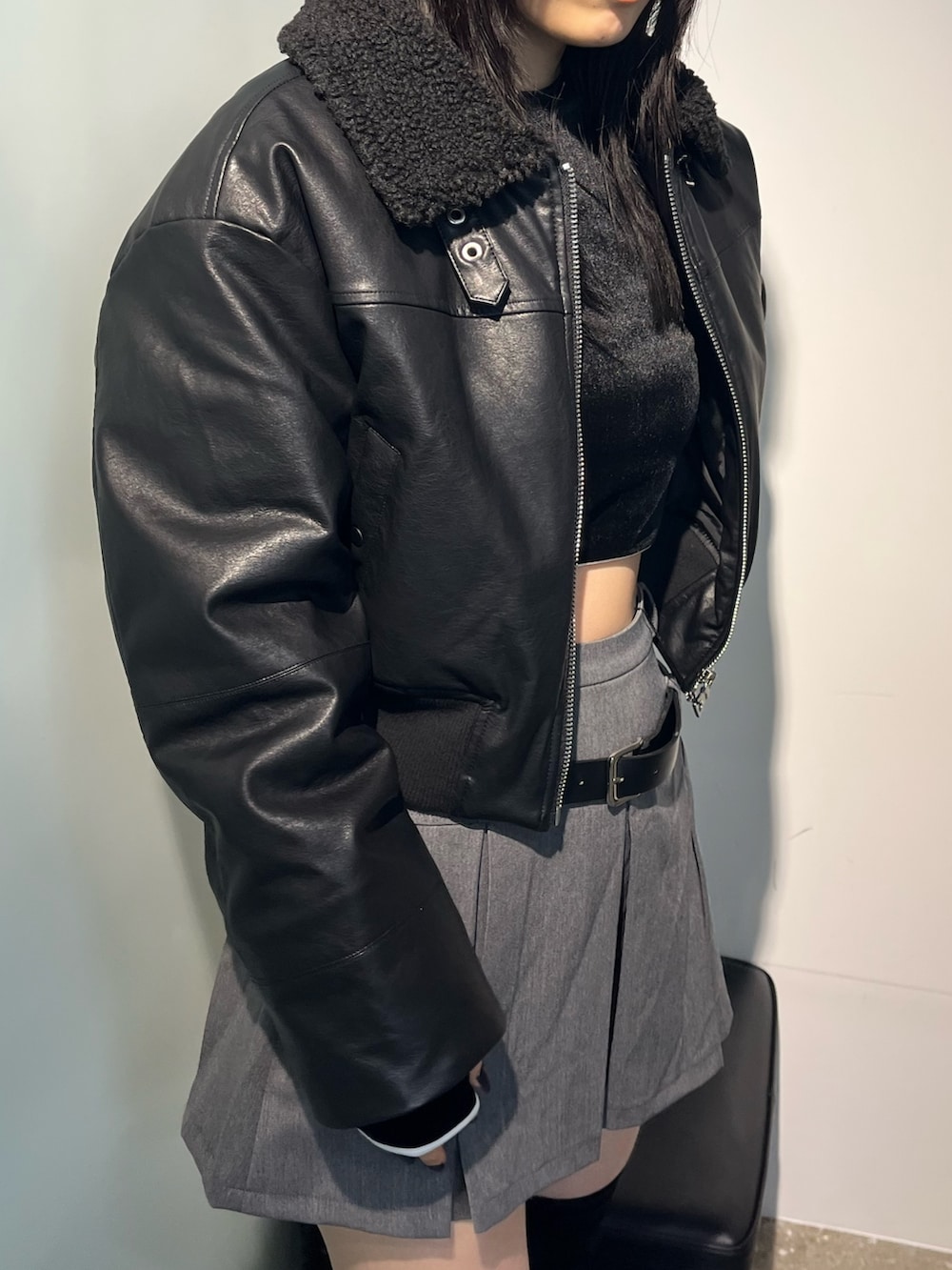 ブラック系のTシャツ/カットソー、ブラック系のブルゾン、グレー系のスカートを着用したレディースの秋コーディネートの6枚目の写真