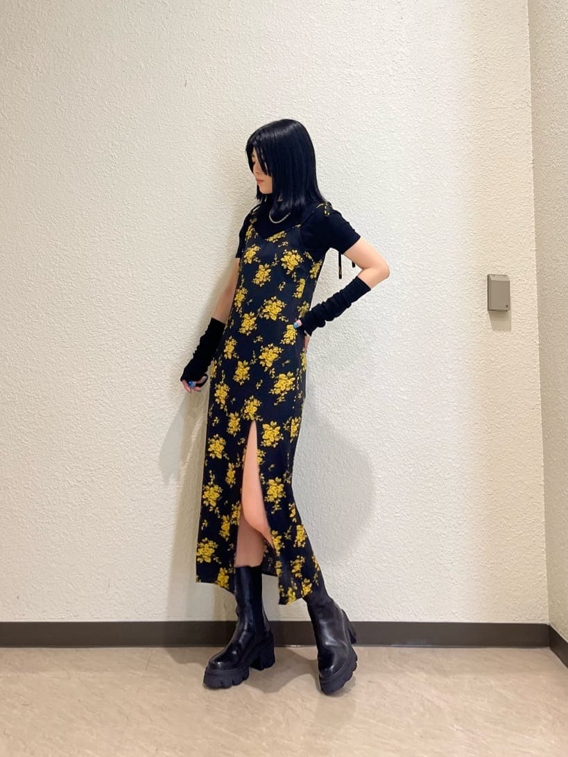 ブラック系のTシャツ/カットソー、その他のワンピース、ブラック系のブーツを着用したレディースの夏コーディネートの2枚目の写真