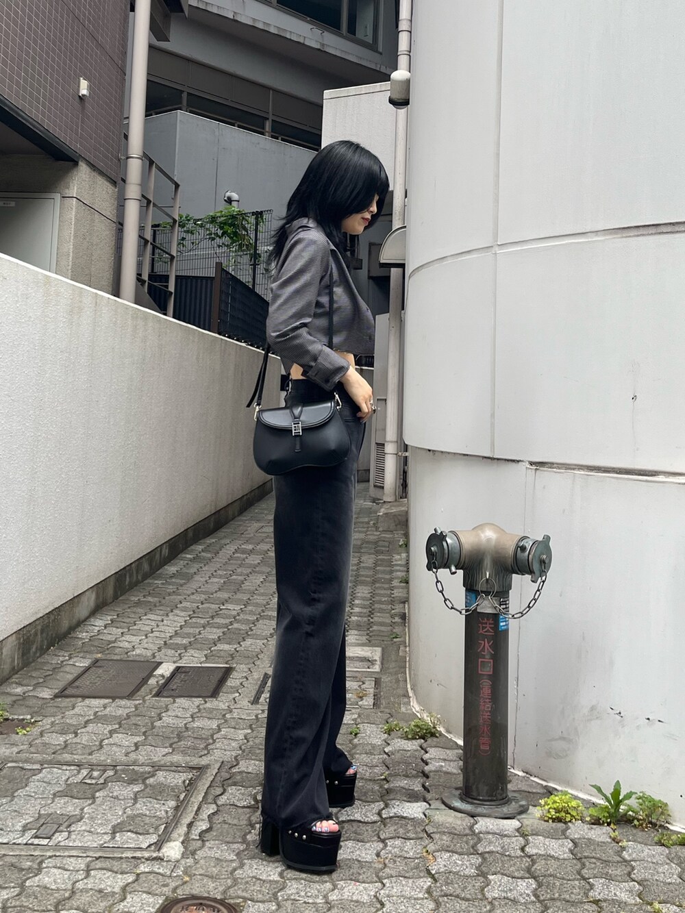 「クロップド丈、ショートシャツ、柄シャツ、チェックシャツ、オールブラック、モノトーン、ワイドデニム、ローライズ、へそ出し、厚底サンダル、デニムコーデ、高身長女子」｜「EMODAのカットオフクロップドシャツ（シャツ/ブラウス、その他）」を使った、丸山幾世子さん（レディース・168cm）の夏コーディネートの3枚目の写真