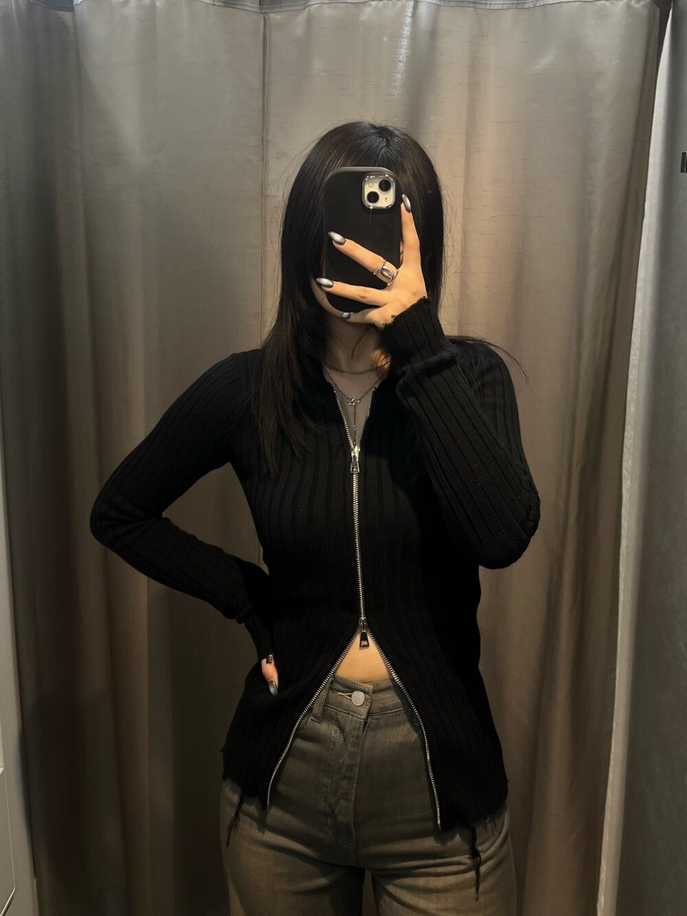 ブラック系のニット/セーター、グレー系のデニムパンツ、ブラック系のブーツを着用したレディースの冬コーディネートの5枚目の写真