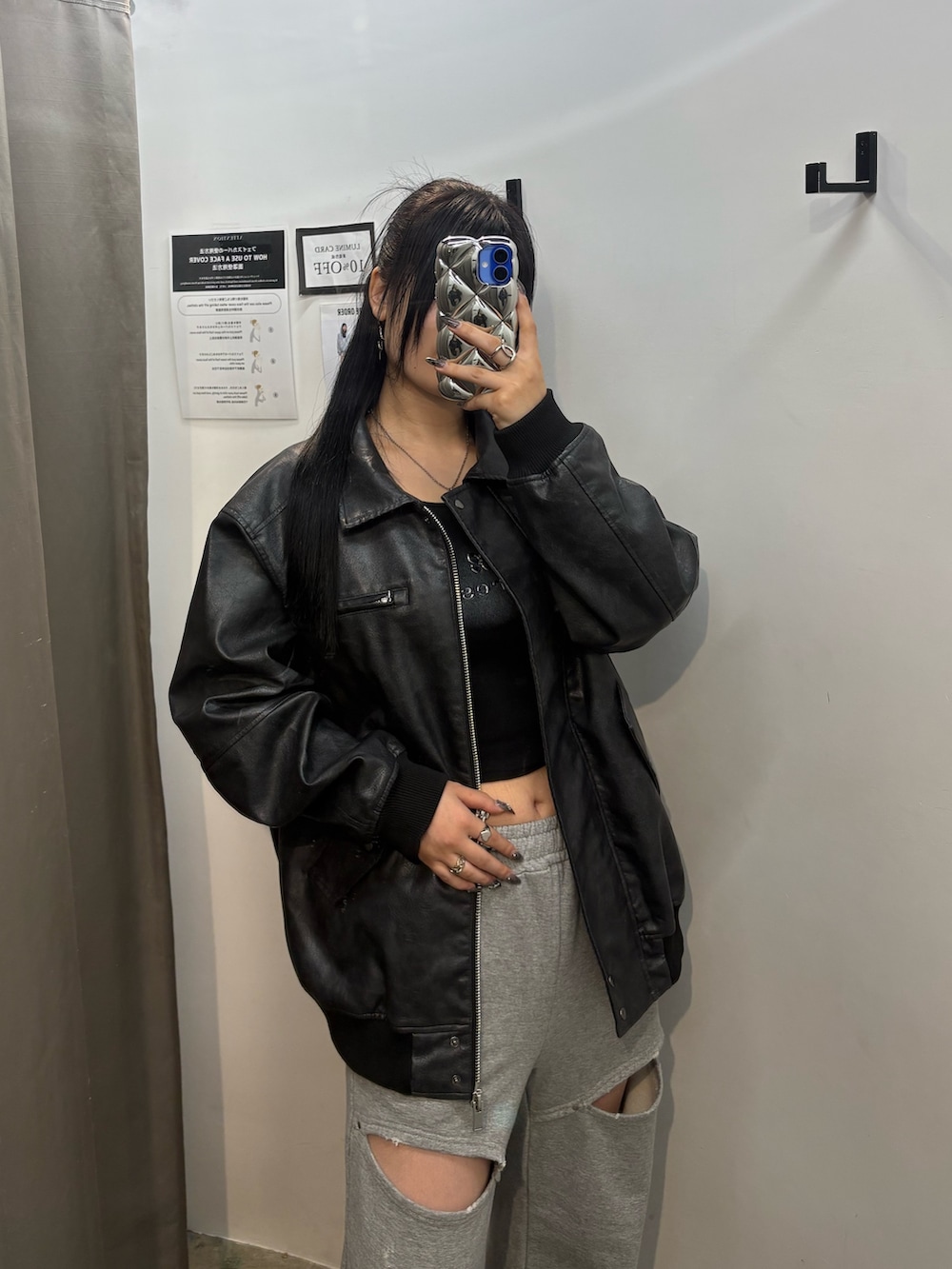 ブラック系のブルゾン、グレー系のスウェットパンツ、ブラック系のブーツを着用したレディースの秋コーディネートの4枚目の写真