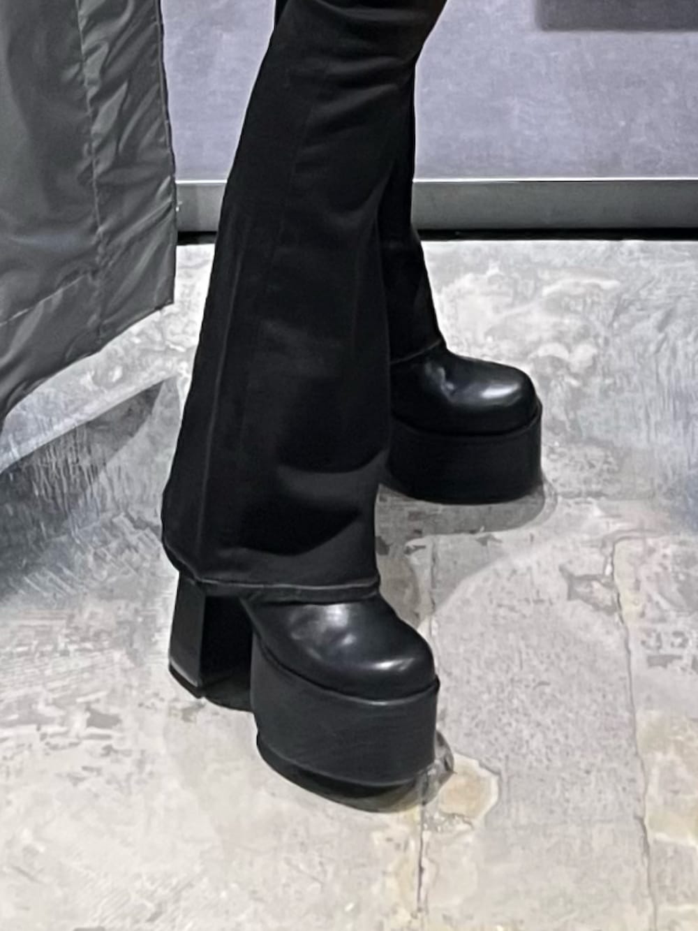 ブラック系のニット/セーター、ブラック系のデニムパンツ、ブラック系のブーツを着用したレディースの冬コーディネートの6枚目の写真