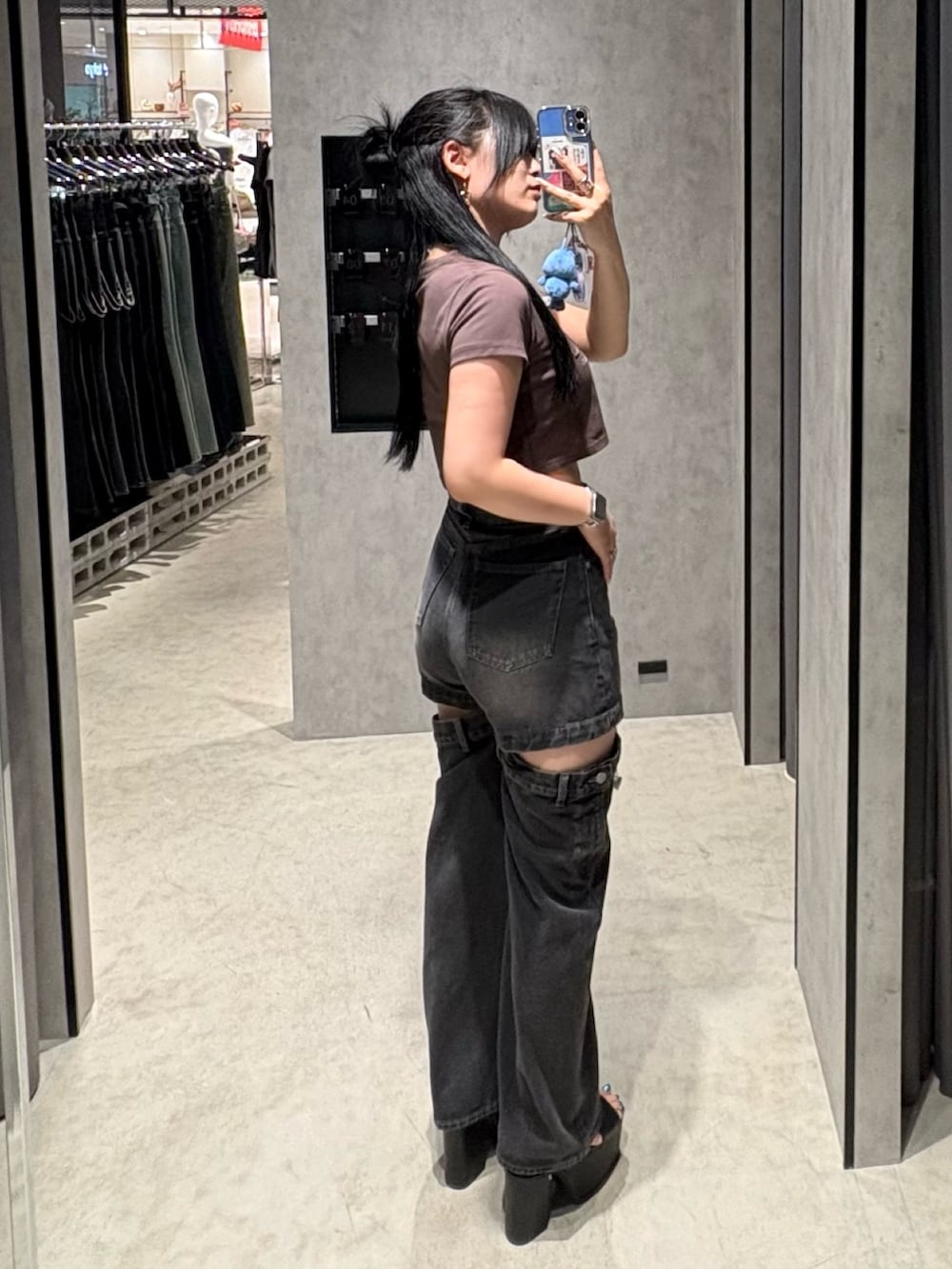 ブラウン系のTシャツ/カットソー、ブラック系のデニムパンツ、ブラック系のサンダルを着用したレディースの夏コーディネートの3枚目の写真