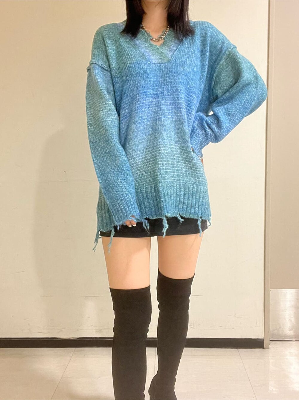 ブラック系のスカート、ブラック系のブーツ、ブラック系のスカートを着用したレディースの秋コーディネートの6枚目の写真