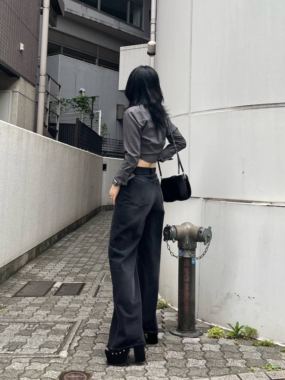 「クロップド丈、ショートシャツ、柄シャツ、チェックシャツ、オールブラック、モノトーン、ワイドデニム、ローライズ、へそ出し、厚底サンダル、デニムコーデ、高身長女子」｜「EMODAのカットオフクロップドシャツ（シャツ/ブラウス、その他）」を使った、丸山幾世子さん（レディース・168cm）の夏コーディネートの4枚目の写真