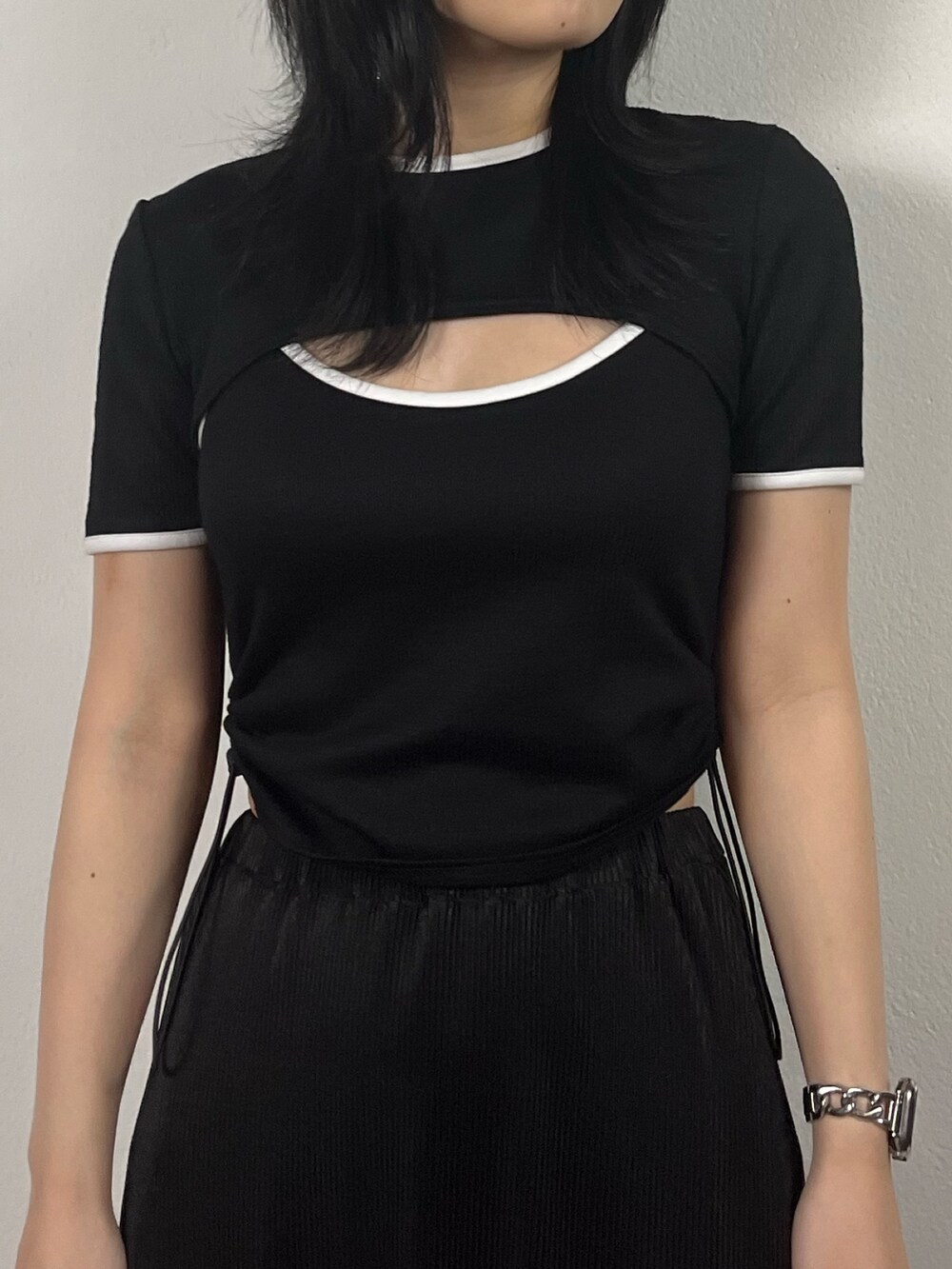 ブラック系のTシャツ/カットソー、ブラック系のスカート、ブラック系のサンダルを着用したレディースの夏コーディネートの5枚目の写真
